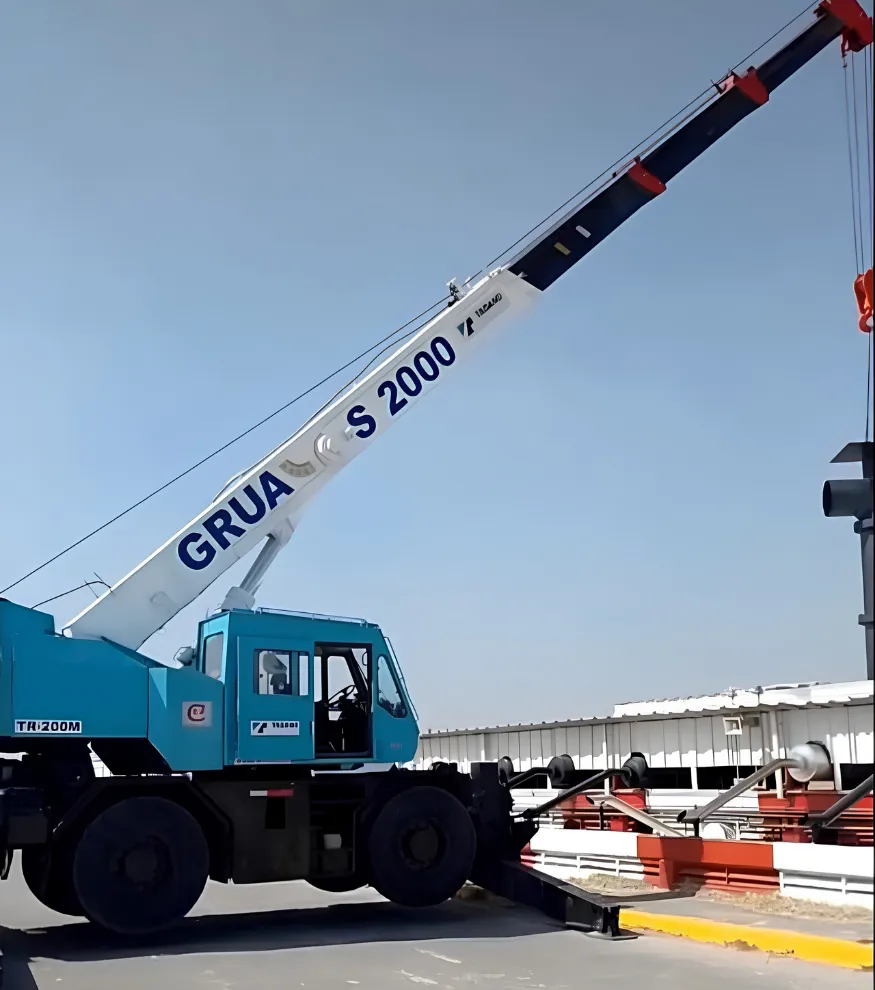 Grúas y Transportes 2000 en obra